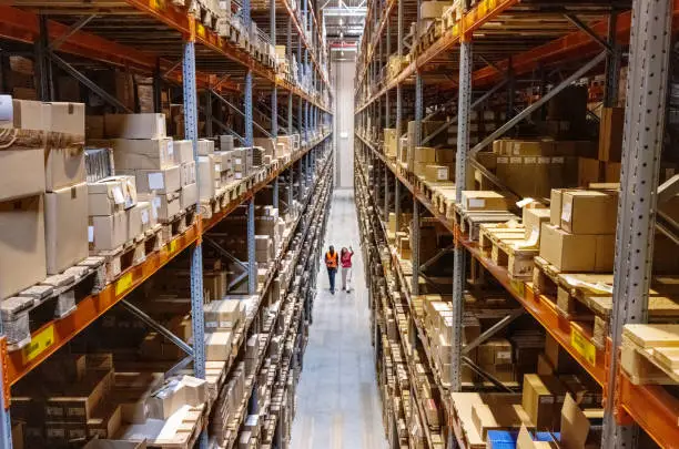 Depósito con mercadería organizada por estanterías